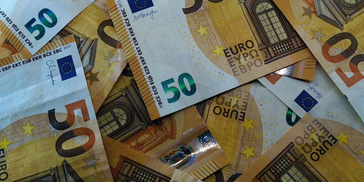 Hintergrund mehrerer 50-Euro-Scheine in Nahaufnahme.