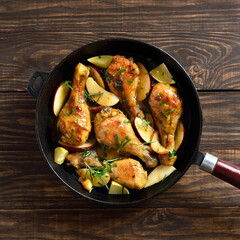 Chicken drumsticks baked with apples and herbs