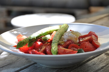 Spargel, Erdbeeren, pochiertes Ei