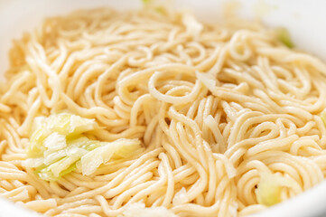 湯切りした後のカップ焼きそば