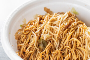 ソースを絡ませた麺