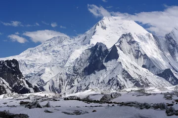 Deurstickers Gasherbrum Mitre Peak (6010 meter) en bevroren Baltoro-gletsjer worden gezien vanaf Godwin Austin Glacier nabij K2 Basecamp in Karakoram Range. Mitre Peak is een naburige piek van enkele van de hoogste bergen op aarde