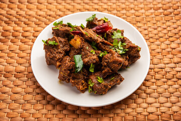 Sukha mutton or chicken, dry spicy Murgh or goat meat served in a plate or bowl