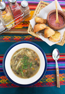 Sopa tradicional boliviana Chairo sobre un mantel t&iacute;pico boliviano