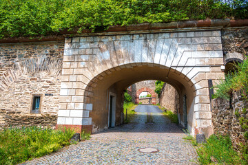 Auf dem Felsenweg zur Festung Ehrenbreitstein, Durchgang an der Wache am Helfenstein