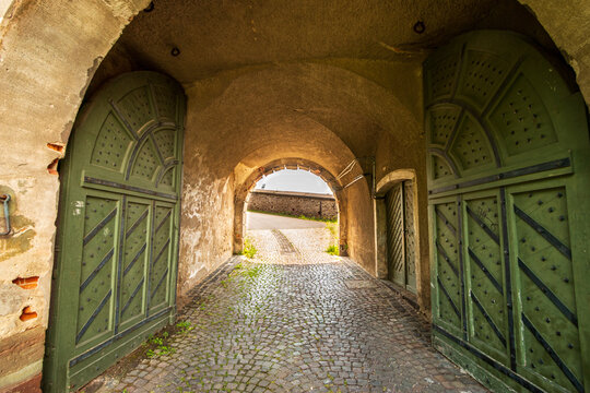 Auf dem Felsenweg hoch zur Festung Ehrenbreitstein durch das Tor der mittleren Wache