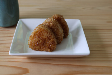 白い皿にのせた焼きおにぎり