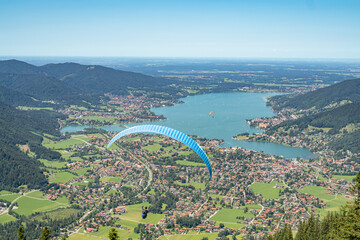 Gleitschirm fliegen am Wallberg Tegernsee in Bayern an einen Sommertag mit strahlendem Sonnenschein