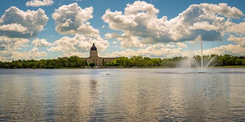 Obraz premium Dramatic cloudscape over Wascana Lake park in Regina, Canada, at sunrise