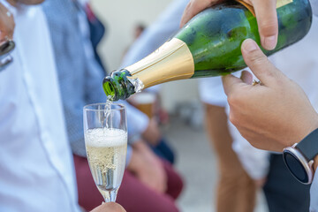 versement de champagne dans une flute lors d'une fête