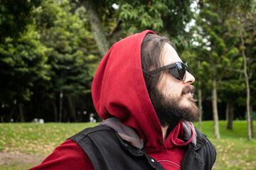 Joven ciego con barba observando el paisaje natural