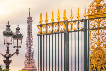 Eiffel tower framed by Place de la Concorde golden gates, Paris, France - obrazy, fototapety, plakaty