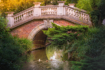 Naklejka premium Bridge above pond with ducks in Parc Monceau, Paris, France