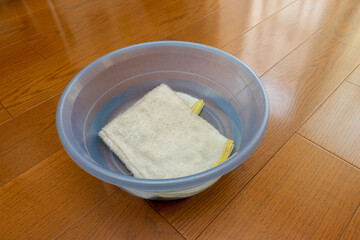 水に浸された布