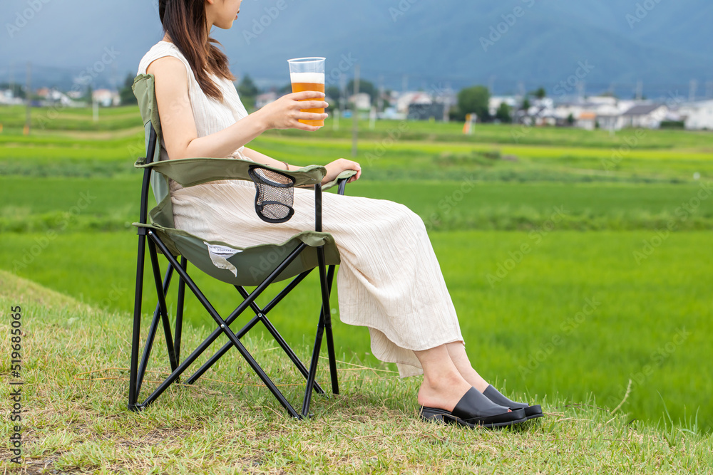 Poster 田園の中でビールを楽しむ女性　beer	