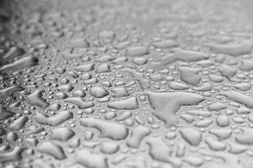 Fototapeta na wymiar Wasser auf einer Metallplatte aus Edelstahl nach einem starken Regen 
