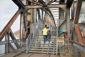 Fußgänger beim überqueren der baufälligen Hubbrücke über den Fluss Elbe bei Magdeburg