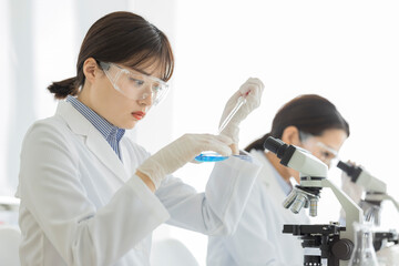 研究をする白衣の女性