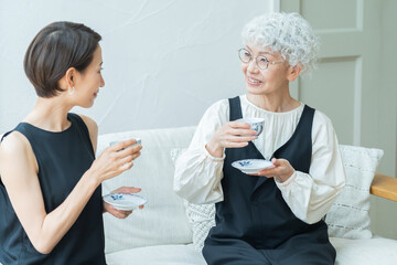 お茶を飲みながら話す日本人女性