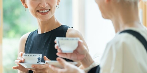 お茶を飲みながら話す日本人女性