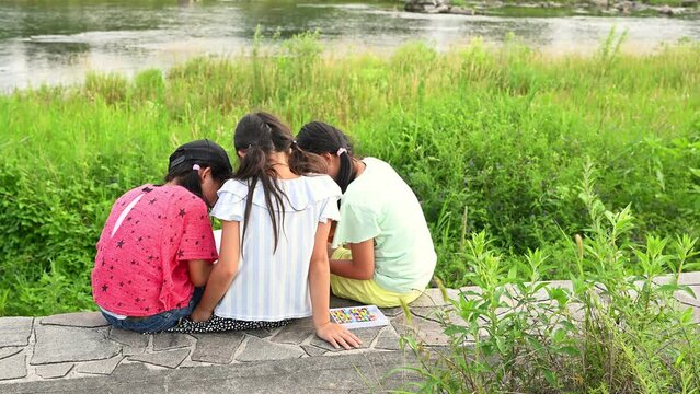 小学生の自由研究　女の子　宿題　SDGsを学ぶ