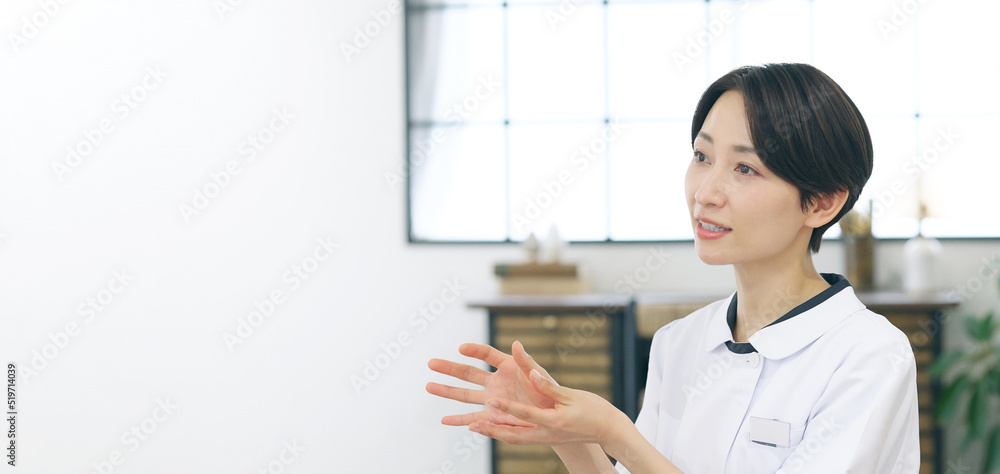 Aufkleber 説明する女性　看護師　エステティシャン　インタビュー