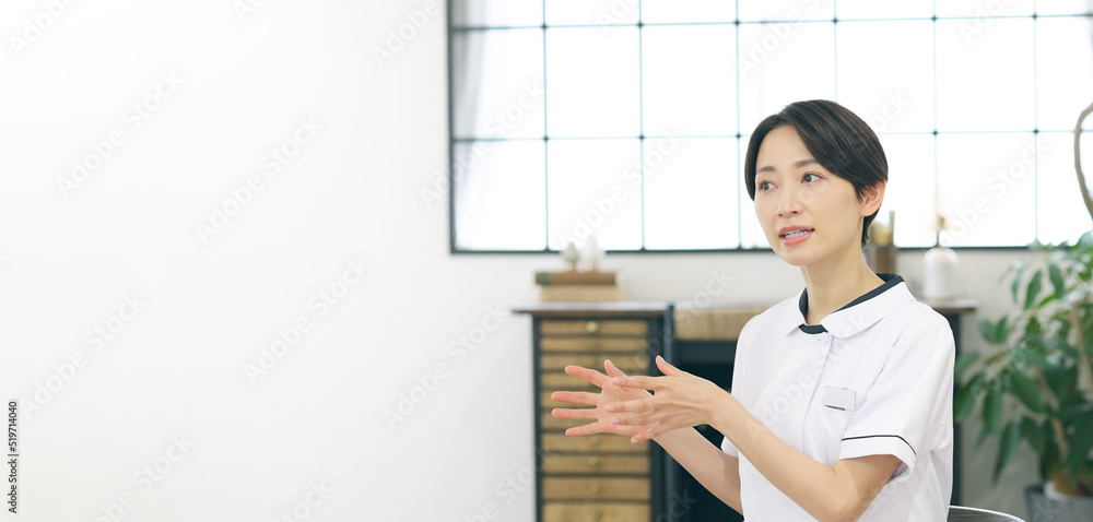 Aufkleber 説明する女性　看護師　エステティシャン　インタビュー
