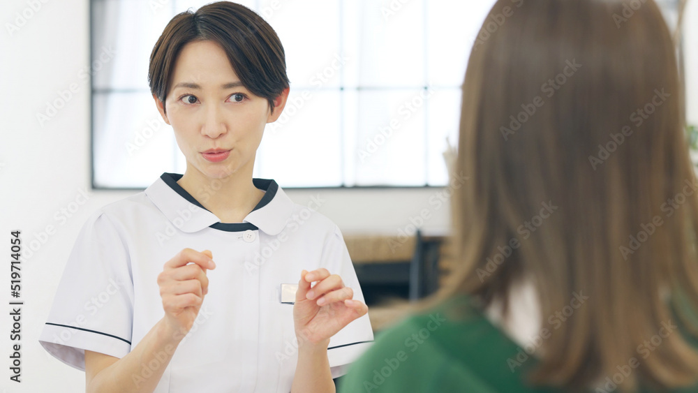 Aufkleber 説明する女性　看護師　エステティシャン　インタビュー