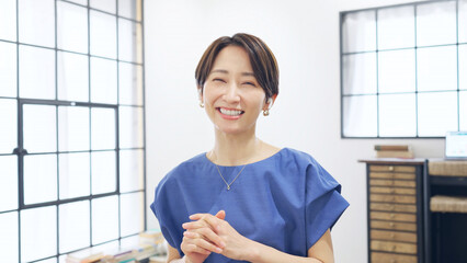 カメラに向かって話す女性　ビデオ通話　ユーチューバー
