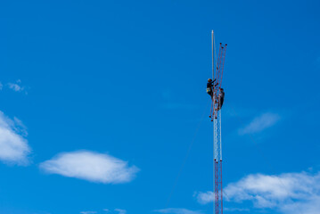 Obraz premium Technician up to repair communication towers It's a career that works at heights.