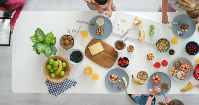 FA17-05-R-24. Children preparing a healthy meal and taking photos on tablet, learning to make clean, tasty choices with good health benefits. Group project for young vegetarians in a nutrition class.