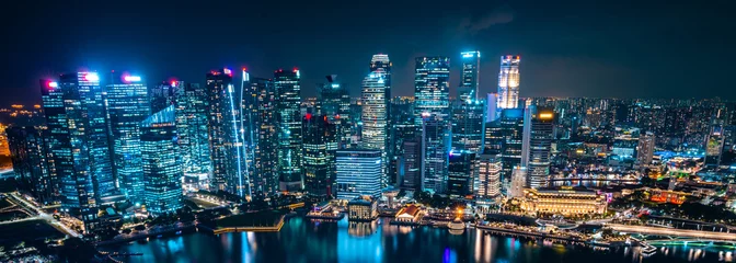 Tuinposter De skyline van de stad van Singapore met moderne wolkenkrabber architectuur gebouw voor concept van financiële zaken en reizen in Azië stadsgezicht stedelijke landmark, Marina Bay bij nacht district schemering hemel © chokniti