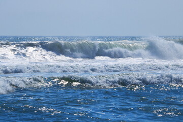 夏の海荒海の白波