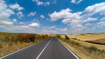 Strada deserta nella campagna collinare in toscana in estate