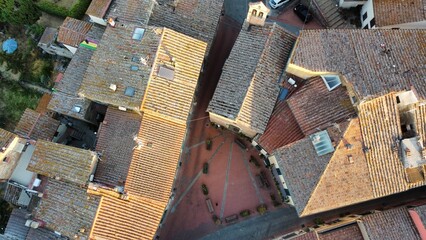 Vista aerea con drone, piazza medioevale di paese e chiesa romanica