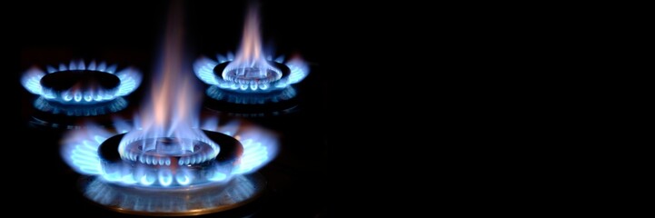 Gasflamme brennt auf einem Ofen