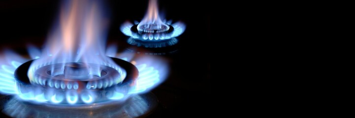 Gasflamme brennt auf einem Ofen