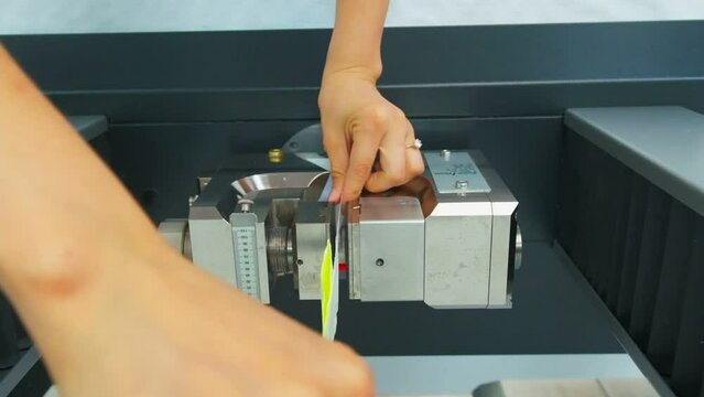 Polymer thread sample tape for plastic sack bags is installed to strength test machine