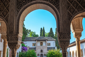 Patio de la acequia en el palacio del Generalife del siglo XII en la Alhambra de Granada, España