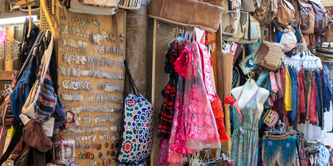Souvenir y baratijas en una tienda tradicional de un bazar en Granada, España
