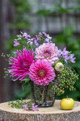 Blumenstrauß mit pink Dahlien, Holunderbeeren und Spinnenblumen in vintage Vase