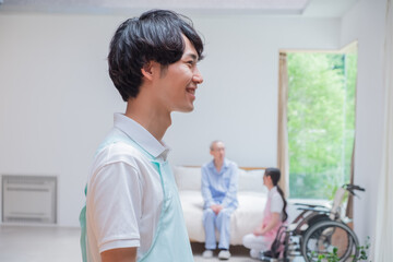 Obraz premium 若い男性の介護シーン