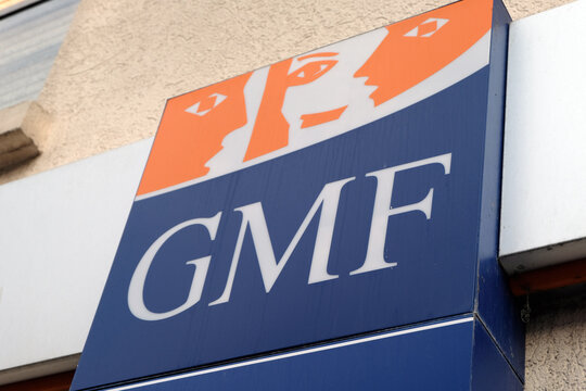 Vannes, France, 18 juillet 2022 : Enseigne de l'agence d'assurances GMF de Vannes en Bretagne