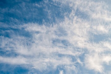 rozmazane chmury na niebieskim niebie - obrazy, fototapety, plakaty
