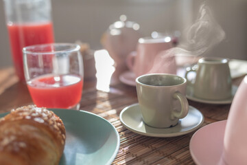 Caffè fumante su tavola per prima colazione