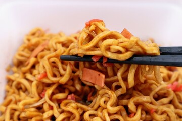 日本のインスタントの焼きそばのクローズアップ