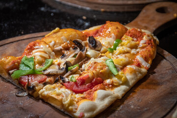 pizza en gros plan sur une planche à découper