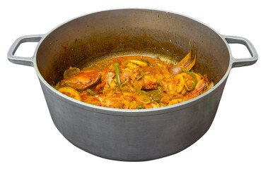 Cari de poissons rouges dans une marmite créole, spécialité culinaire réunionnaise pour le pique-nique 