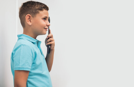 A child undergoes a test with a Maddox rod to determine the existence of heterophoria. Visual therapy.