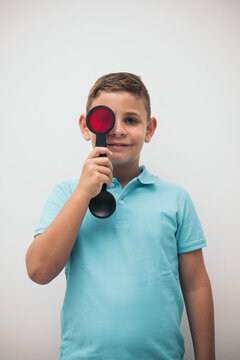 A child undergoes a test with a Maddox rod to determine the existence of heterophoria. Visual therapy.